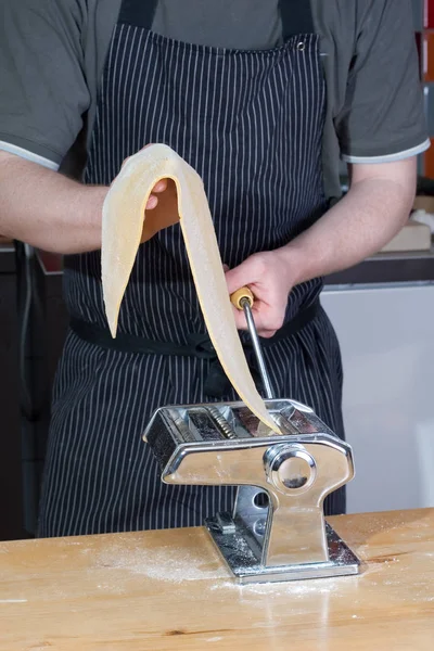 Vrouw Schort Snijden Van Het Deeg Keuken — Stockfoto