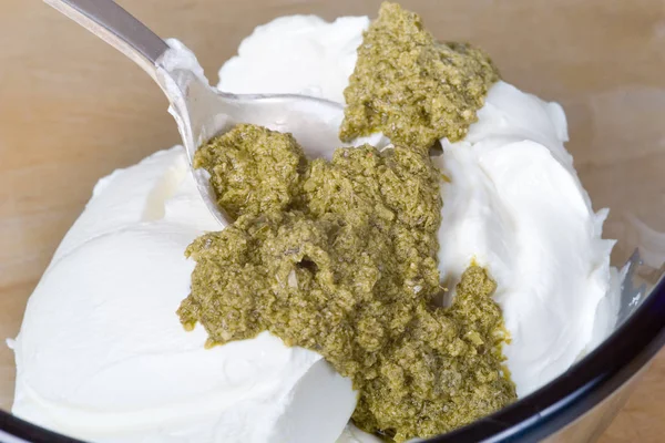 Pesto Auf Frischkäse — Stockfoto