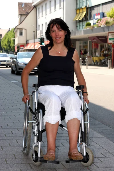 Młoda Kobieta Wózkiem Inwalidzkim Mieście — Zdjęcie stockowe