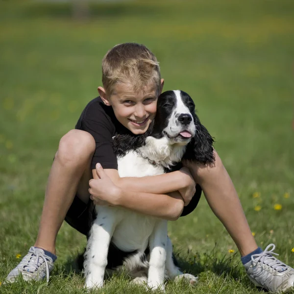 Een Jongen Poseert Met Zijn Puppy — Stockfoto