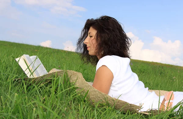 Schöne Frau Sitzt Auf Gras Sommerpark — Stockfoto