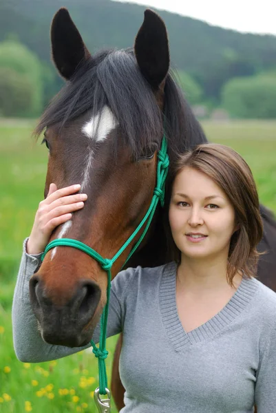 Mujer Joven Con Caballo —  Fotos de Stock