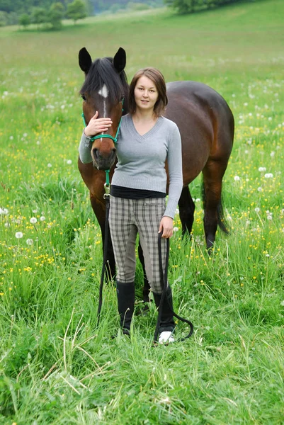 Jonge Vrouw Met Paard — Stockfoto