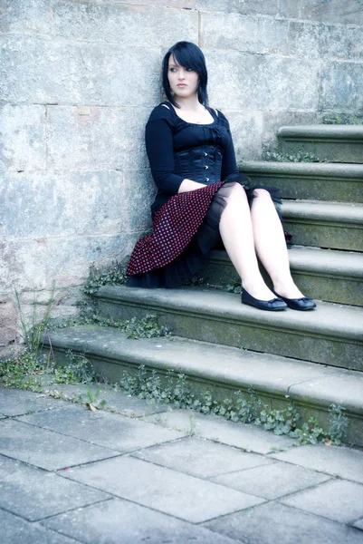 Hermosa Mujer Joven Vestida Negro Sentada Escalera — Foto de Stock