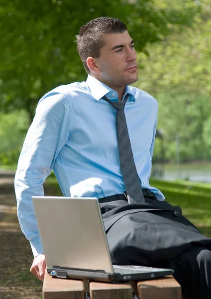 Hombre Negocios Sentado Banco Parque — Foto de Stock