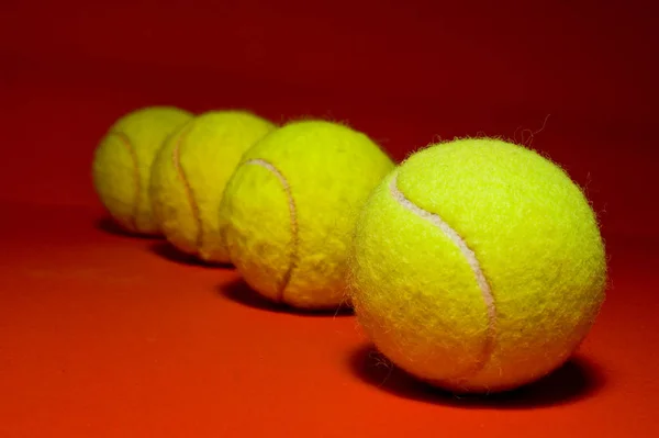 Μπάλες Του Τένις Στο Κόκκινο — Φωτογραφία Αρχείου