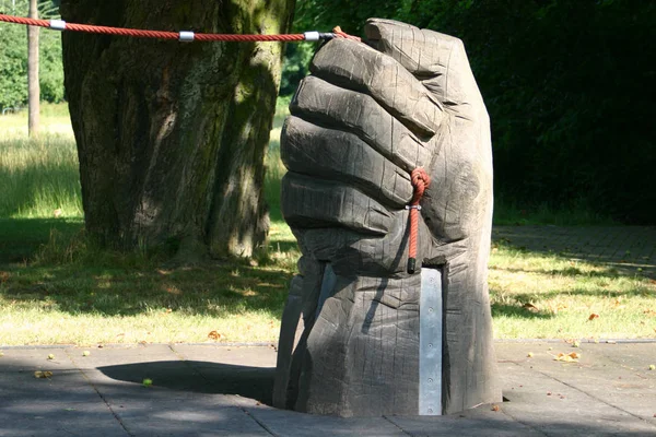 Homem Terno Com Uma Corda Parque — Fotografia de Stock