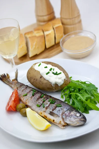 Grillad Öring Med Bakad Potatis — Stockfoto