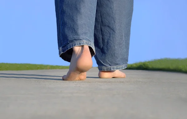 Pies Una Mujer Vaqueros Zapatos Azules — Foto de Stock