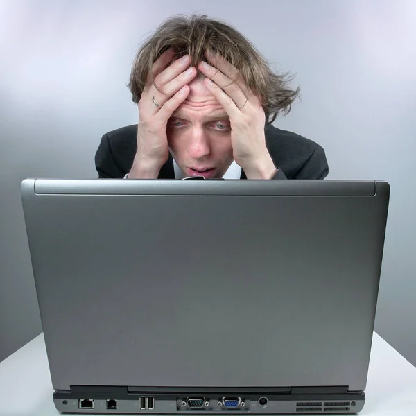 Trauriger Junger Mann Mit Laptop Daheim — Stockfoto