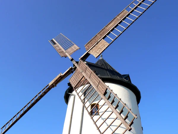 Naturskön Utsikt Över Landskapet Med Väderkvarnsbyggnad — Stockfoto