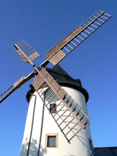 Naturskön Utsikt Över Landskapet Med Väderkvarnsbyggnad — Stockfoto