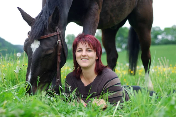 Junge Frau Mit Pferd — Stockfoto