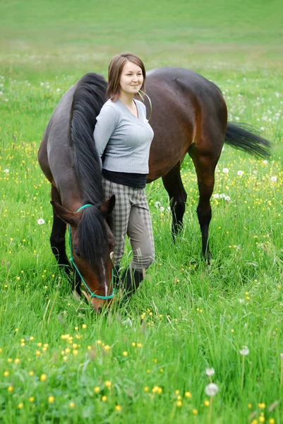 Jonge Vrouw Met Paard — Stockfoto