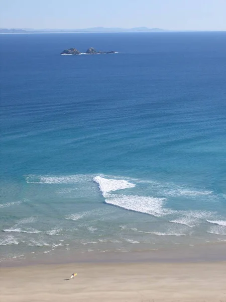 小さなサーファー大きな海 — ストック写真