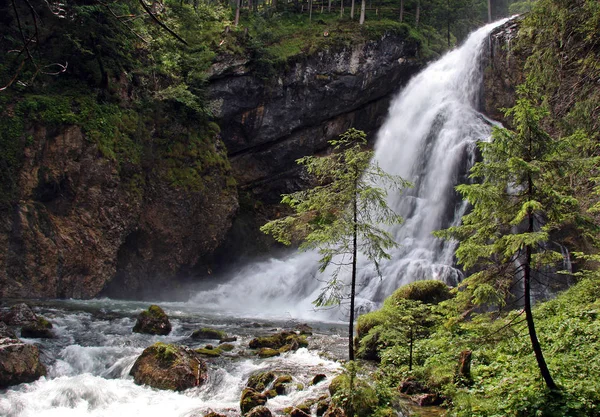 Schöner Wasserfall Auf Naturhintergrund — Stockfoto