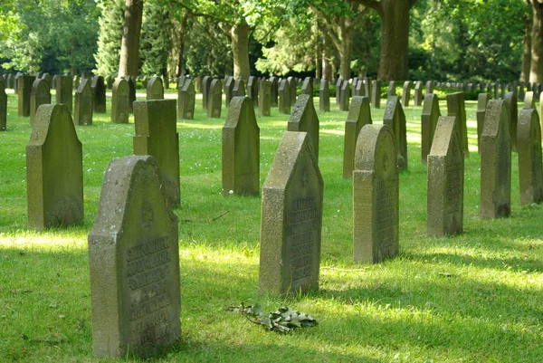 Duże Kamienne Nagrobki Cmentarzu — Zdjęcie stockowe