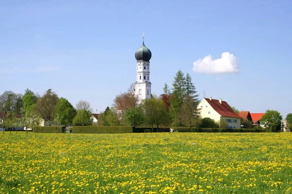 Bayerisches Dorf Mit Quellwiese — Stockfoto