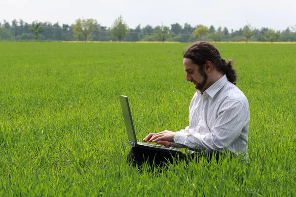 Man Lapotp Working Meadow — Stock Photo, Image