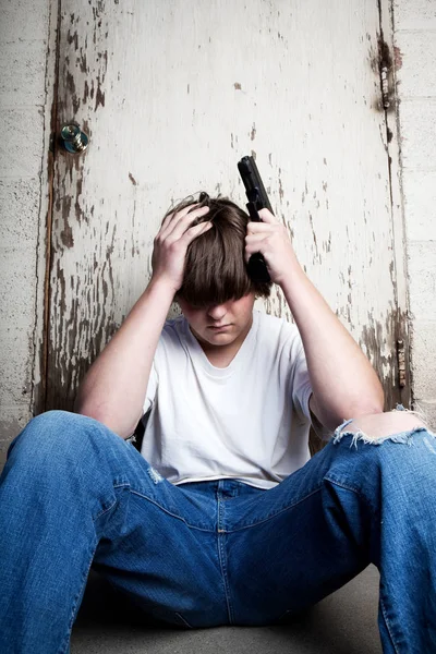 Депрессия Подросток Пистолетом — стоковое фото
