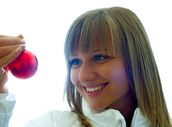 Uma Jovem Mulher Bonita Com Uma Bola Natal Vermelho — Fotografia de Stock