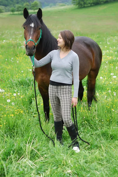 Jonge Vrouw Met Paard — Stockfoto
