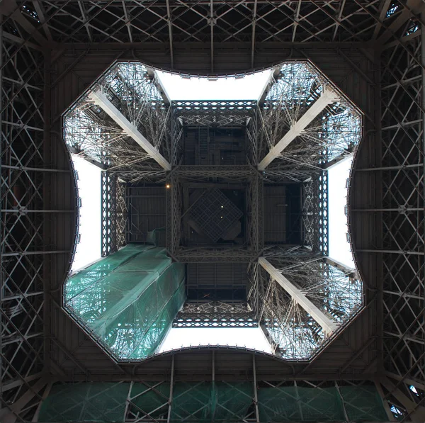 从下面看埃菲尔铁塔 — 图库照片