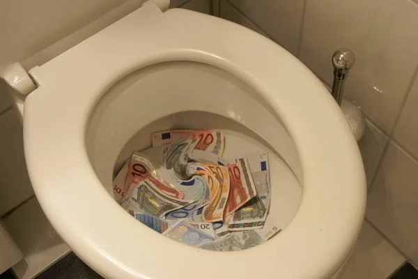 Kasta Pengar Toaletten — Stockfoto
