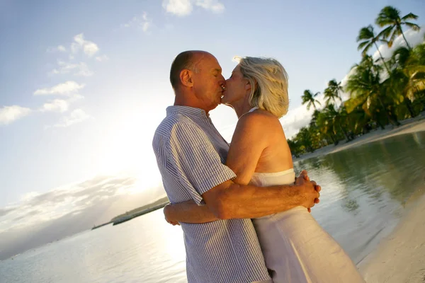 Senior Couple Kissing Playa — Foto de Stock