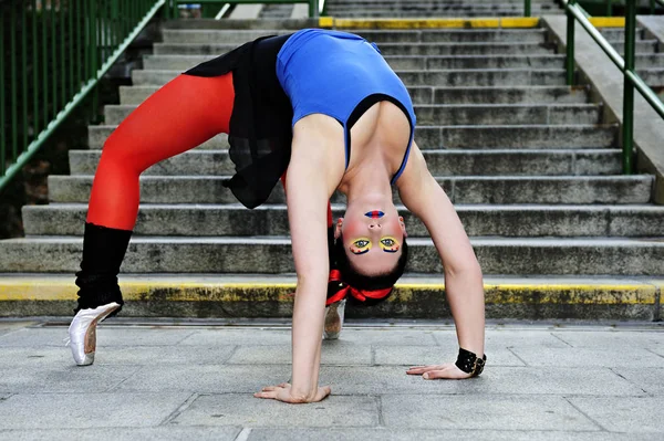 Jeune Femme Faisant Des Pompes Dans Les Escaliers — Photo