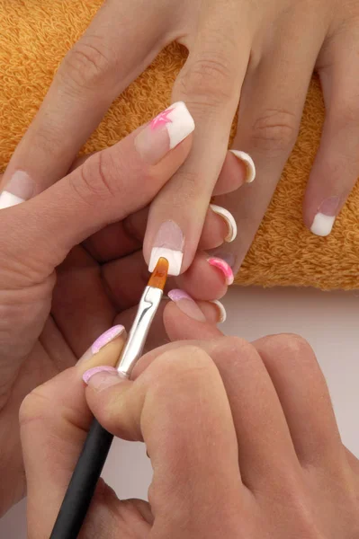 Primer Plano Las Manos Femeninas Con Manicura —  Fotos de Stock