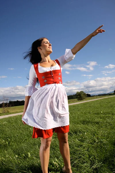 Junge Frau Roten Kleid Auf Dem Feld — Stockfoto