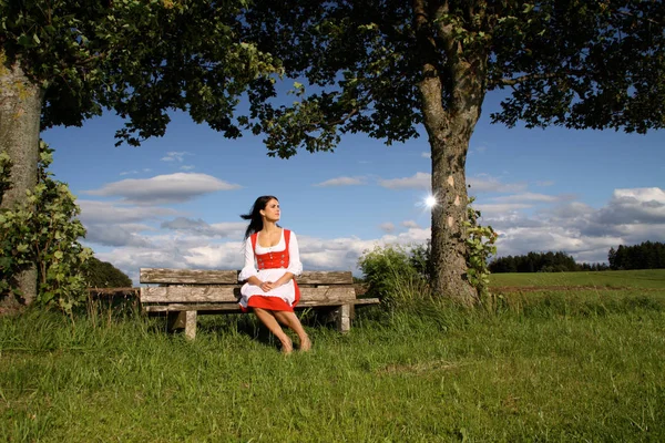 Bella Ragazza Con Vestito Rosso Seduta Una Panchina Nel Parco — Foto Stock