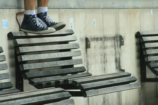 Gros Plan Homme Assis Sur Les Escaliers — Photo