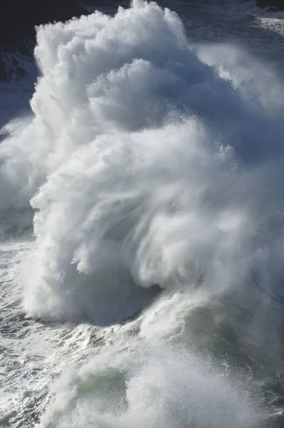 レーンの崖の上で波を破る — ストック写真