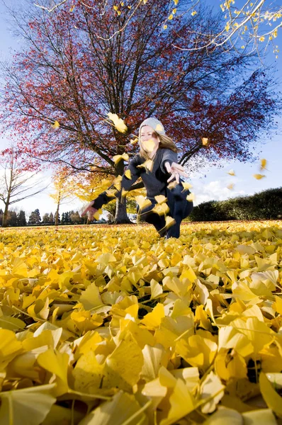 Kobiety Rzucające Żółte Liście Jesieni — Zdjęcie stockowe