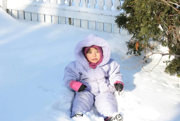 Baby Hrát Sněhu Chladném Počasí — Stock fotografie