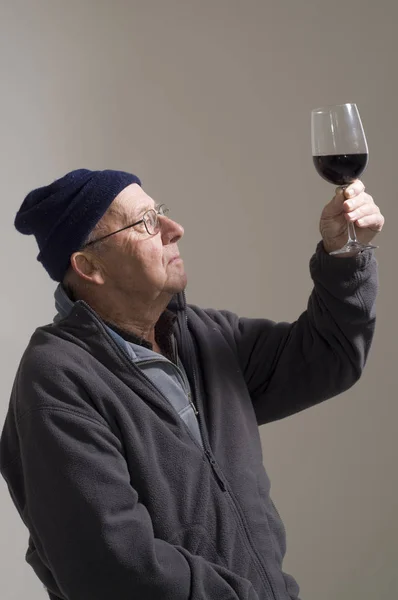 Senior Man Med Glas Rött Vin — Stockfoto