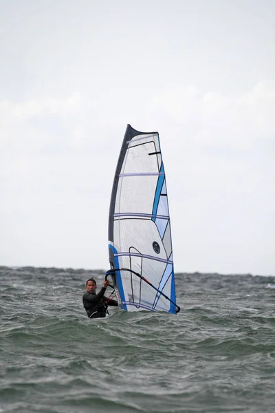 Uomo Muta Con Tavola Surf Sul Mare — Foto Stock