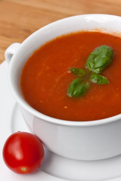 Zupa Pomidorowa Białym Talerzu — Zdjęcie stockowe