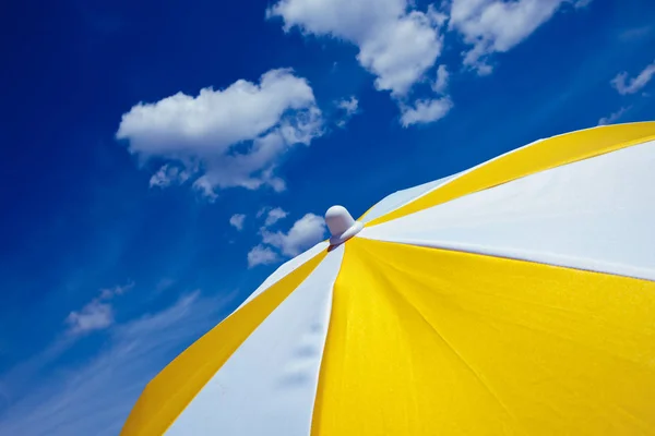 Parapluie Jaune Contre Ciel Bleu — Photo