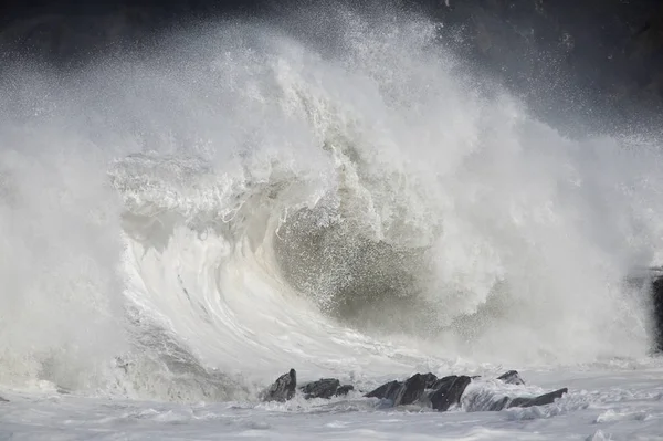 Dalgalar Okyanusta Kayalara Çarpıyor — Stok fotoğraf