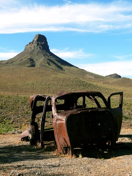 Vecchia Auto Arrugginita Montagna — Foto Stock