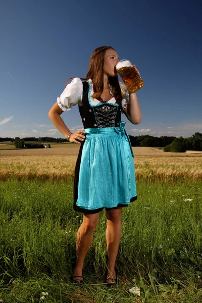 Mooi Meisje Een Bavarian Jurk Met Een Glas Bier — Stockfoto