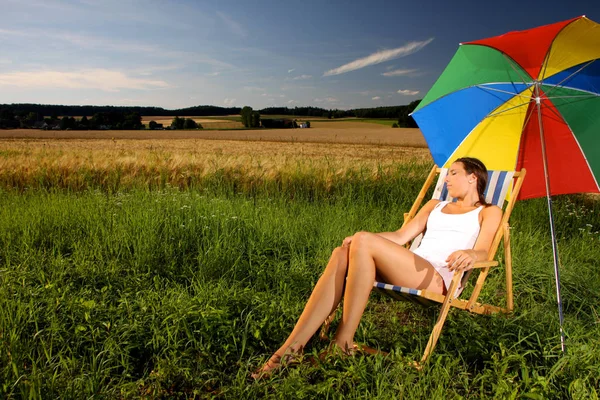 Ung Kvinna Ett Grönt Fält Med Paraply — Stockfoto