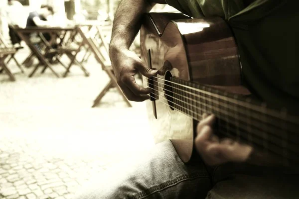 Man Playing Guitar Park — Stock Photo, Image