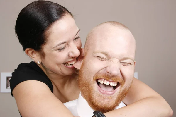 Retrato Jovem Casal Feliz Abraçando Sorrindo Enquanto Está Contra Fundo — Fotografia de Stock
