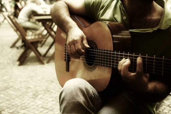 Man Playing Acoustic Guitar Park — Stock Photo, Image