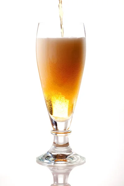 Kubek Świeżego Piwa Pianką — Zdjęcie stockowe