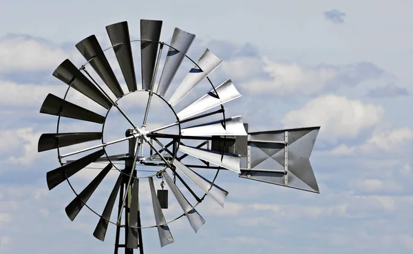 Malerischer Blick Auf Die Landschaft Mit Windmühlenbau — Stockfoto